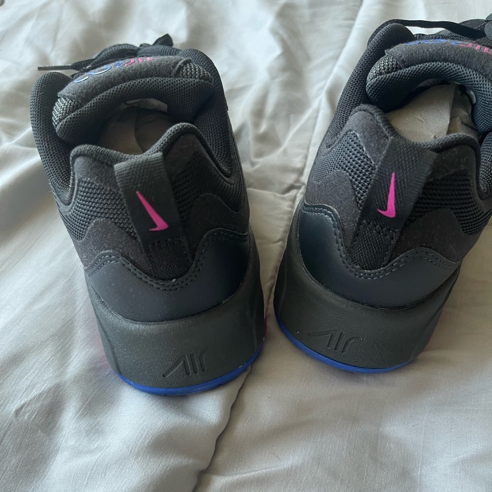 Black Kids Nike. Never worn. The box was crushed. I Do not have it anymore.